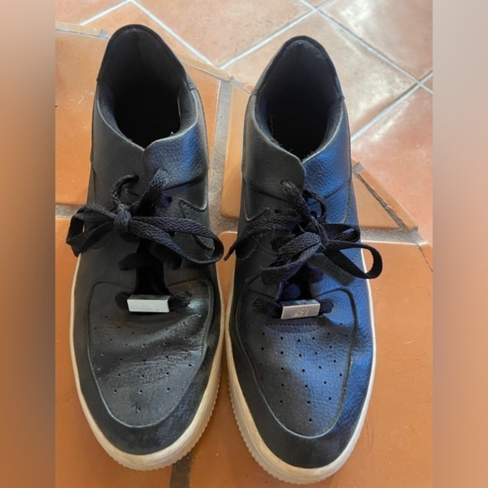 Black Nike Air Force 1 Tennis Shoes